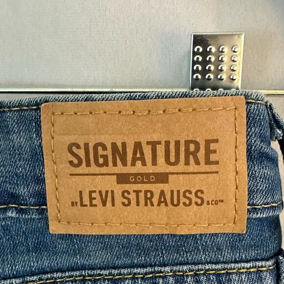 Signature by Levi Strauss & Co. Gold Label Women's Mid-Rise Slim Fit Capris 29W - Picture 4 of 6